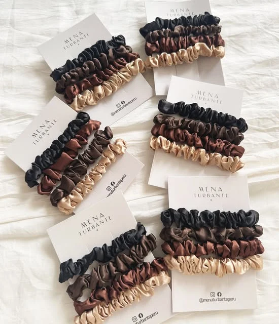 Scrunchies neutros con tarjetas Mena Turbante